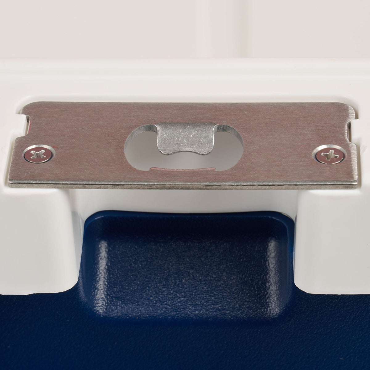 trailmate-75-qt-roller-cooler-e9 00035111-BO.jpg